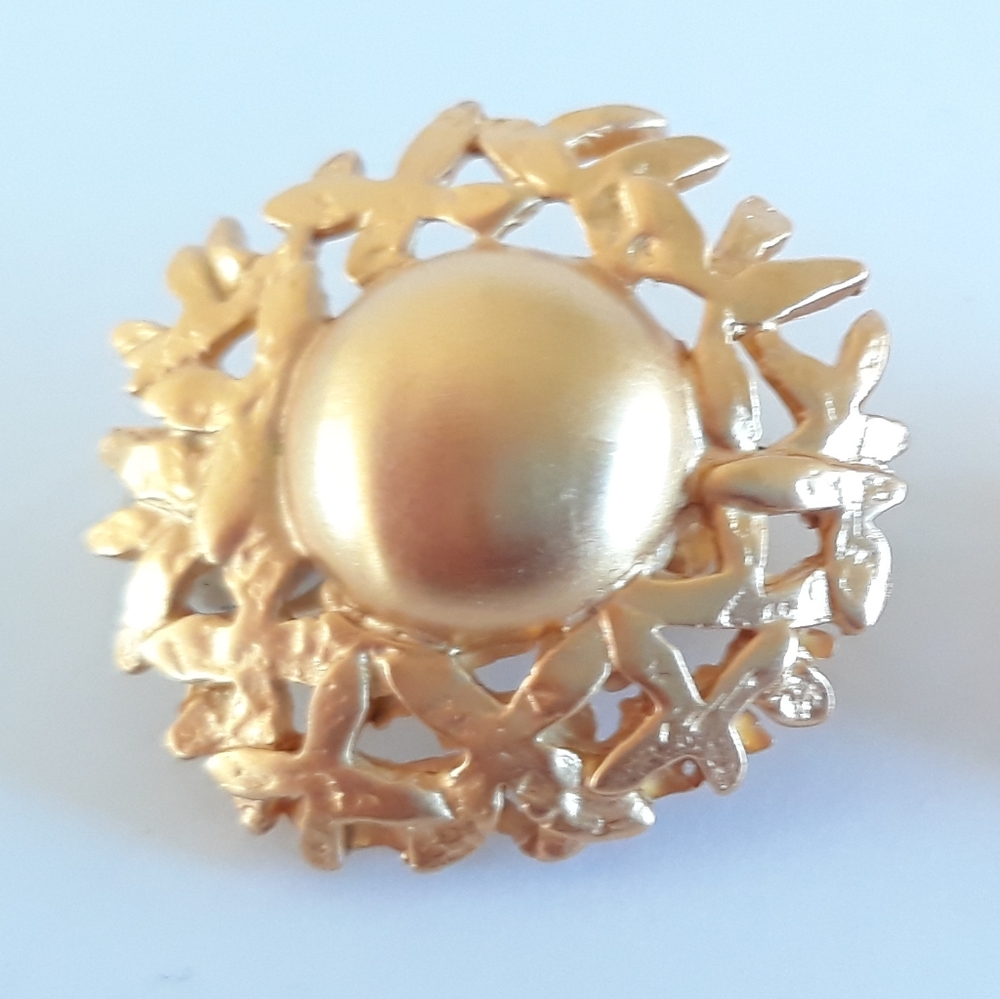 Anne Klein 80s gold-tone button clip earrings - Picture 4 of 7